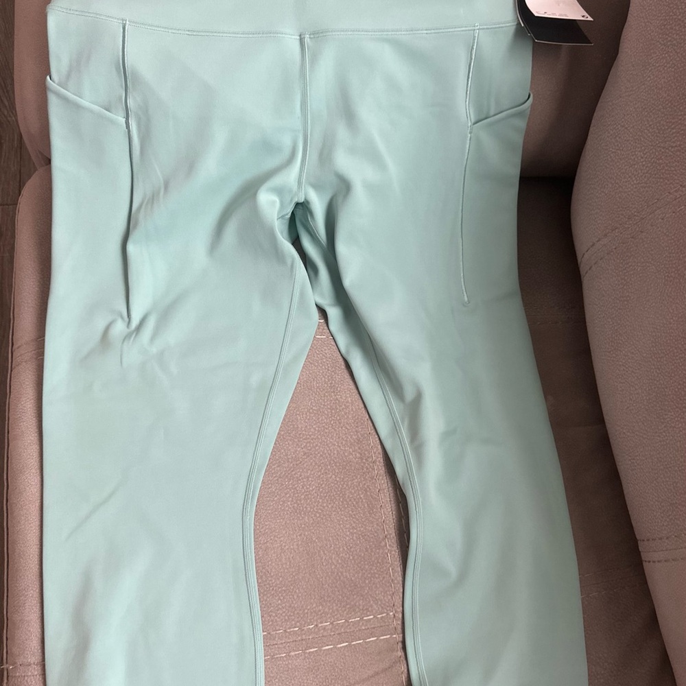 Women Nike universa Dri-Fit  leggings green color